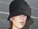 Victoria Beckhamová v klobouku ve stylu 20. let