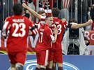OTOENÍ SKÓRE. Hrái Bayernu Mnichov slaví trefu útoníka Gomeze, která znamená vedení 2:1 nad Interem Milán. 