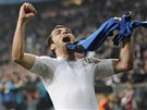 V EXTÁZI. Útoník Pandv, hrdina Interu Milán, oslavuje vítzný gól do sít Bayernu. 