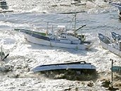 Tsunami smetla lod v pstavu Asahi v japonsk prefektue iba. (11. bezna 2011)