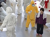 Japonci m radioaktivitu na obyvatelch msta Nihonmatsu v prefektue Fukuima (16. bezna 2011)