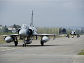 Sthaky Mirage se na vojensk zkladn v Dijonu pipravuj ke startu do akce v Libyi (19. bezna 2011)