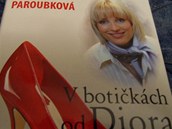 Manelka bvalho premira Petra Paroubkov napsala knihu V botikch od Diora, v n popisuje, jak vid eskou politiku.