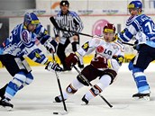 NAPADÁNÍ. Ondřej Kratěna ze Sparty mezi hráči Kladna Jaroslavem Kallou (vlevo) a Jiřím Kuchlerem.
