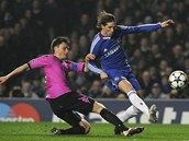 ANI TOHLE NEBUDE Gl. Fernando Torres z Chelsea (v modrm) sice obelstil obranu Kodan, gl ale nedal.