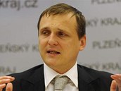Ministr dopravy Vt Brta hovo na tiskov konferenci 24. z v Plzni po jednn na krajskm ad.