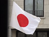 Japonsk vlajka je na znamen smutku staena na ambasd v Berln staena na pl erdi.(12. bezna 2011)