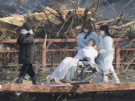 Japonci evakuuj pacientku nemonice v Otsuchi. (13. bezna 2011)