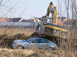 Nepozorn bagrista na stavb v Plzni zniil luxusn mercedes