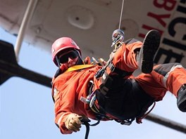 Hasii a letet zchrani nacviovali na Plzesku zchranu osob z obtn pstupnch skal na Plzesku