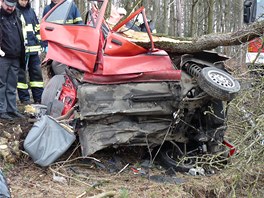 Vrak Peugeotu 205, v nm po nrazu do stromu u Klatov zemel 18let idi