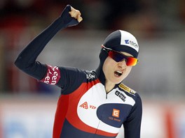 MM ZLATO! Martina Sblkov oslavuje zisk zlat medaile v zvod na 5000 m.