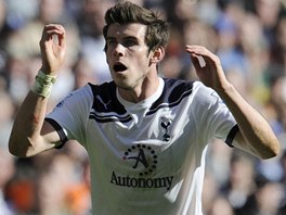 TOHLE E NEN GL? Gareth Bale, zlonk Tottenhamu, se div, e jeho stelu z pmho kopu glman zlikvidoval.