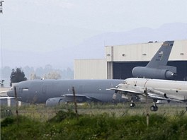 Stroje americkch vzdunch sil a nmonictva na zkladn NATO Sigonella na Siclii (18. bezna 2011)