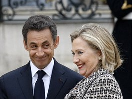 Nicolas Sarkozy vt v Elysejskm palci Hillary Clintonovou (19. bezna 2011)