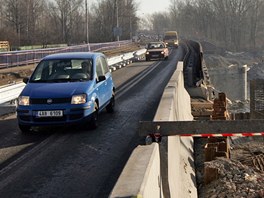 Opravovan most v Karvin se zcela uzave v kvtnu.