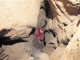 Jeskyňář při mapování znovuobjevené mladečské Propástky.