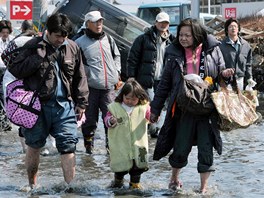 Evakuovan Japonci krej zaplavenou ulic v prefektue Mijagi (13.3. 2011)