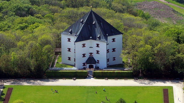 Letohrdek Hvzda - stavba ze 16. stolet. Pdorys m symbolizovat vesmrnou harmonii protichdnch sil. Po dobch nejvt slvy tu postupn byl sklad stelnho prachu, muzeum a Pamtnk nrodnho psemnictv.