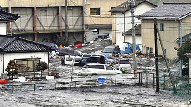 Tsunami smetla město Kesennuma v japonské prefektuře Mijagi. (11. března 2011)