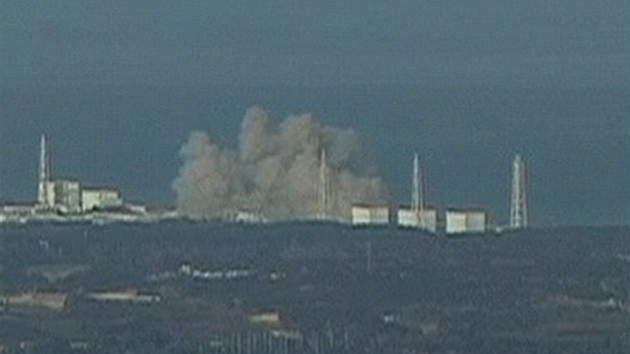 Zábry jaderné elektrárny Fukuima, kde se po výbuchu zítila jedna z budov reaktoru. (12. bezna 2011)