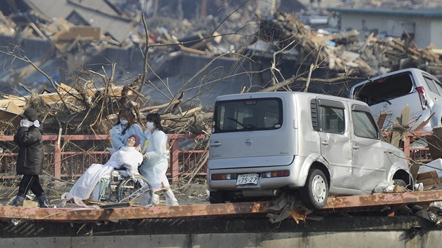 Japonci evakuují pacientku nemonice v Otsuchi. (13. b�ezna 2011)