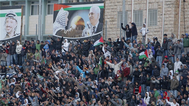 A na stadionu vlajky vlají. Palestinci svj tým pili podpoit v hojném potu (9. bezna 2011)