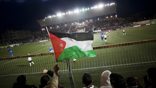 Palestinci sledují zápas své reprezentace s výbrem Thajska (9. bezna 2011)