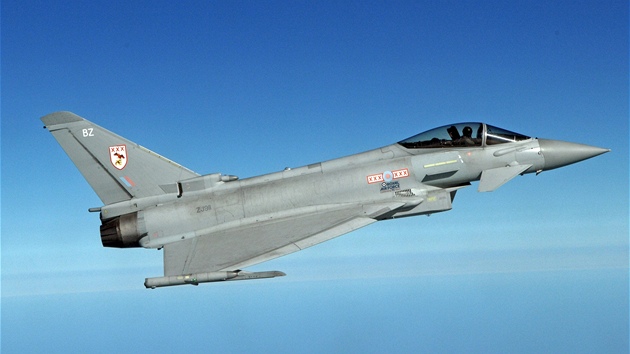Bojový letoun Typhoon britského letectva na archivním snímku