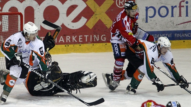 V utkání Chrudim (�ervená) - Most do�lo i na tvrdé souboje.