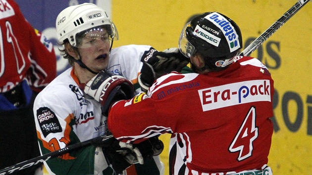 RING VOLNÝ. V duelu Chrudim (�ervená) - Most.