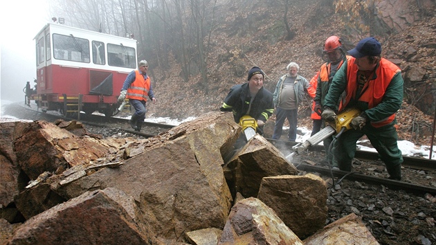 Odklízení sesuvu, který se zítil na elezniní tra u Stelné na Teplicku.