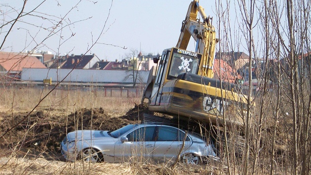 Nepozorný bagrista na stavb v Plzni zniil luxusní mercedes