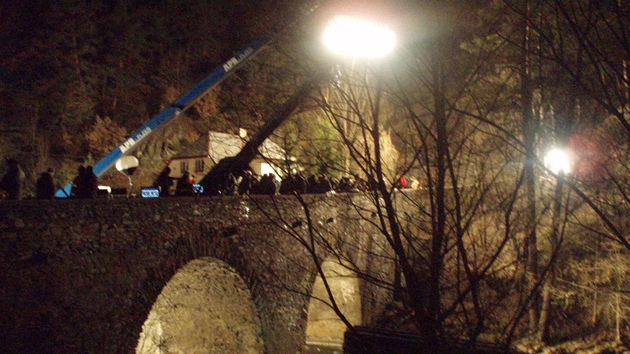 Fimai natáejí scény nového klipu k hitu skupiny Depeche Mode na historickém most v Rabtejn nad Stelou