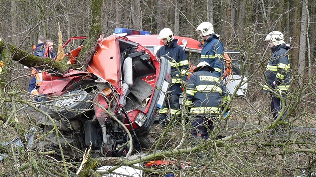 Po silném nárazu do stromu zstal z peugeotu jen vrak. Mladík v nm na míst zahynul