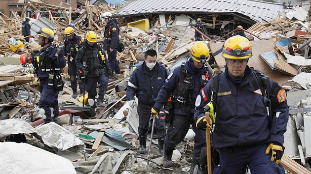 Japontí záchranái prohlédávají sutiny