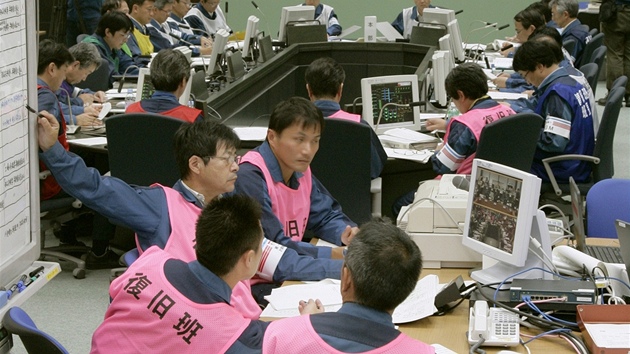 Inenýi v jaderné elektrárn Fukuima v íjnu 2008 nacviují pohotovostní reim