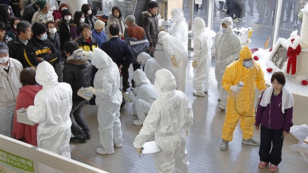 Japonci mí radioaktivitu na obyvatelích msta Nihonmatsu v prefektue Fukuima (16. bezna 2011)