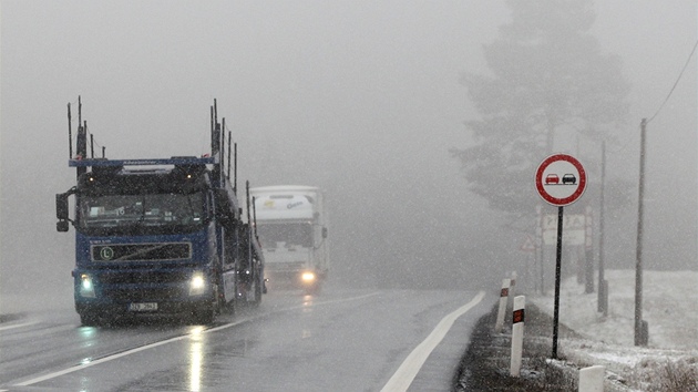 Ve tokách na Havlíkobrodsku zaal padat sníh. Podle varování meteorolog hrozí na silnicích tí kraj náledí. (18. bezen 2011)