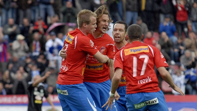 GÓLOVÁ RADOST. Plzetí fotbalisté se radují z gólu, který vstelil Petr Jiráek (druhý zleva)