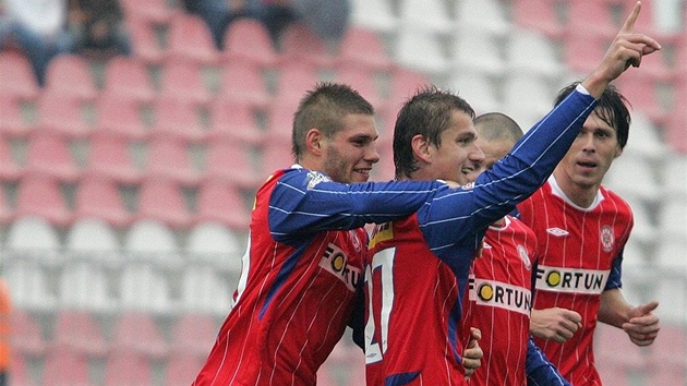 Fotbalisté Brna se radují z gólu, který vstelil Filip Rýdel
