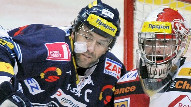 RÁM. Liberecký útoník Petr Nedvd schytal  dalí zásah od Jiího Doleala, který mu hokejkou rozsekl tvá. 