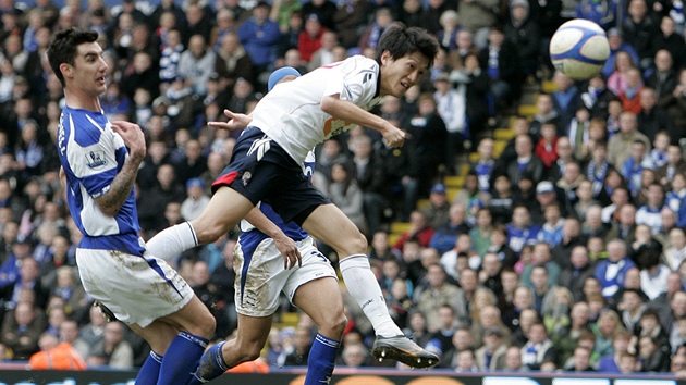 DOLETÍ MÍ DO BRANKY? Lee ung-Jong z Boltonu stílí hlavou gól do sít Birminghamu.