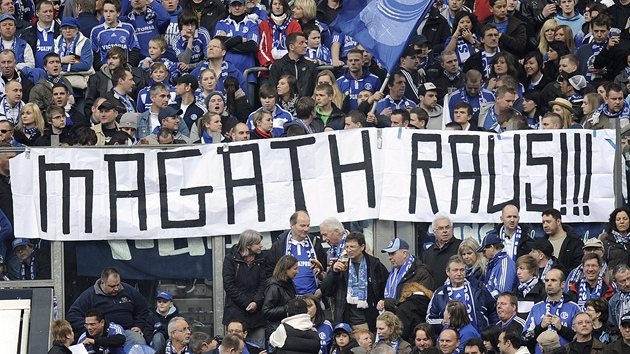 TRENÉRE, U VÁS NECHCEME! Fanouci Schalke 04 vyzývají trenéra Felixe Magatha k odchodu.