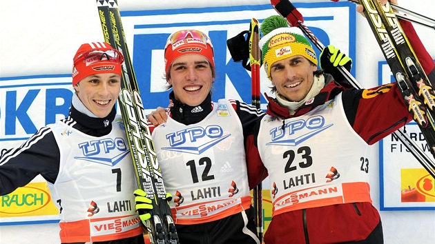 TŘI NEJLEPŠÍ. V závodě Světového poháru v severské kombinaci ve finském Lahti byl nejrychlejší Němec Johannes Rydzek (uprostřed), druhý skončil jeho krajan Eric Frenzel (vlevo) a třetí Rakušan Felix Gottwald.