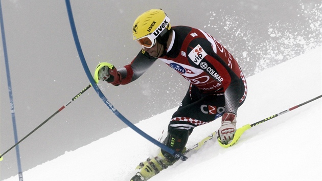 FAVORIT. Chorvat Ivica Kosteli sjídí tra bhem prvního kola slalomu v Lenzerheide.