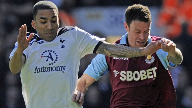 PETLAOVANÁ. Jermaine Jenas z Tottenhamu (vlevo) v souboji s Waynem Bridgem z West Hamu United.