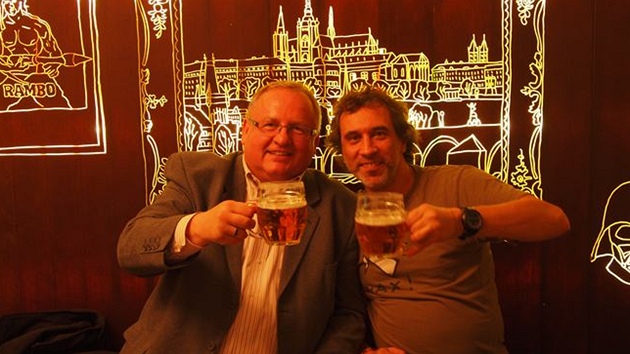 Na p�edpremié�e otev�ení restaurace U bílé ku�elky v Praze jsem si p�ipil s Honorary Connoisseurem �. 13 panem Davidem Sucha�ípou (vpravo).