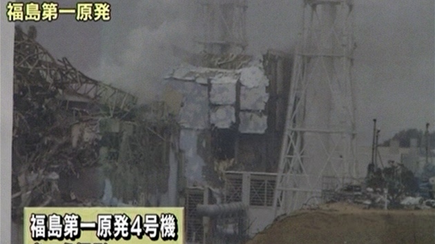 Zábry z televize NHK ukazují pokozený rektor 4 jaderné elektrárny Fukuima I (16. bezna 2011)