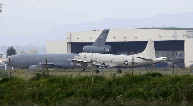 Stroje amerických vzduných sil a námonictva na základn NATO Sigonella na Sicílii (18. bezna 2011)